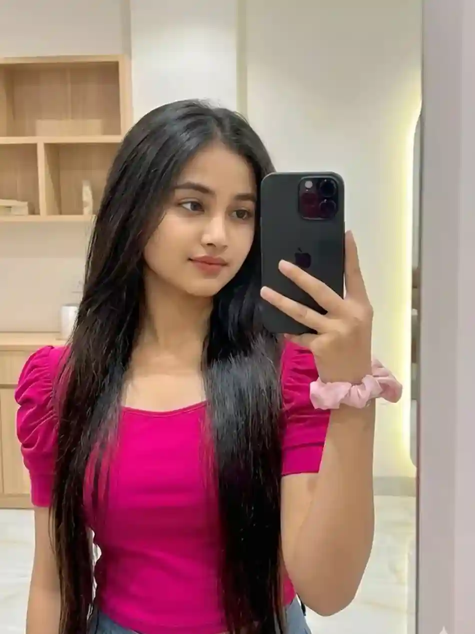 Mirror Selfie Prompt for Girl Copy Paste
